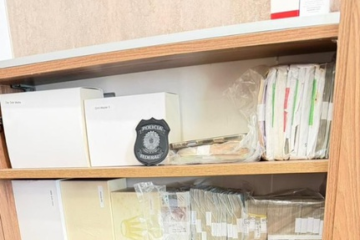 Foram apreendidos aproximadamente R$ 1,7 milhão em espécie, oito veículos de luxo e uma motocicleta, além de 22 aparelhos celulares, notebooks e HDs -  (crédito: Reprodução / Polícia Federal)