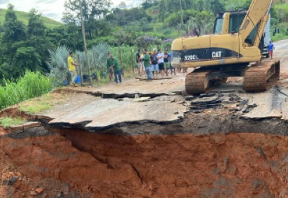 Rodovia MG-285, no km 74, em Astolfo Dutra (MG), na Zona da Mata, cede e motoristas precisam acessar rotas alternativas -  (crédito: PMRv/Reprodu&ccedil;&atilde;o)
