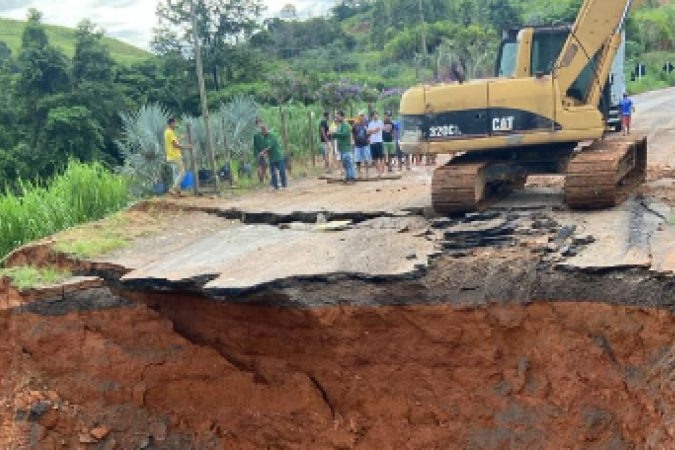 Rodovia MG-285, no km 74, em Astolfo Dutra (MG), na Zona da Mata, cede e motoristas precisam acessar rotas alternativas - (crédito: PMRv/Reprodução) Rodovia MG-285, no km 74, em Astolfo Dutra (MG), na Zona da Mata, cede e motoristas precisam acessar rotas alternativas - (crédito: PMRv/Reprodução)