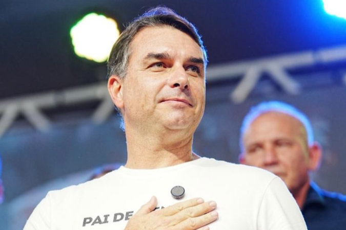 O senador Flávio Bolsonaro (PL-RJ), pré-candidato à Presidência da República, participou nesse sábado (14/3) de um evento do Partido Liberal em Ji-Paraná, em Rondônia - (crédito: Reprodução/Redes Sociais) O senador Flávio Bolsonaro (PL-RJ), pré-candidato à Presidência da República, participou nesse sábado (14/3) de um evento do Partido Liberal em Ji-Paraná, em Rondônia - (crédito: Reprodução/Redes Sociais)