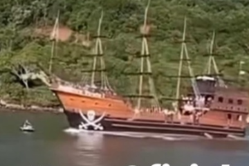 Barco turístico que simula navio pirata atinge moto aquática com casal em Balneário Camboriú
- (crédito: Reprodução/Redes Sociais) Barco turístico que simula navio pirata atinge moto aquática com casal em Balneário Camboriú
- (crédito: Reprodução/Redes Sociais)