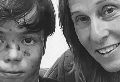 Theo Colker ao lado da avó, a dançarina e coreógrafa brasileira, Deborah Colker -  (crédito: Reprodução / Instagram)