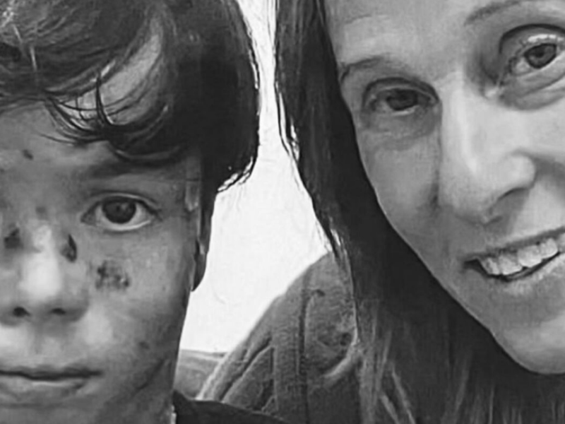 Theo Colker ao lado da avó, a dançarina e coreógrafa brasileira, Deborah Colker -  (crédito: Reprodução / Instagram)