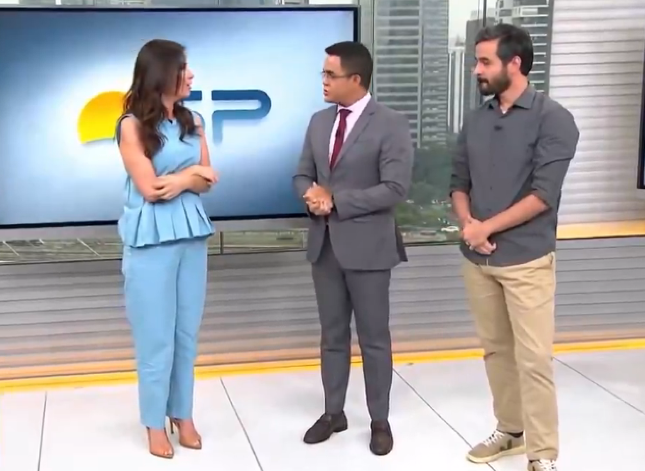 Apresentadora se emociona ao noticiar morte de colega em jornal