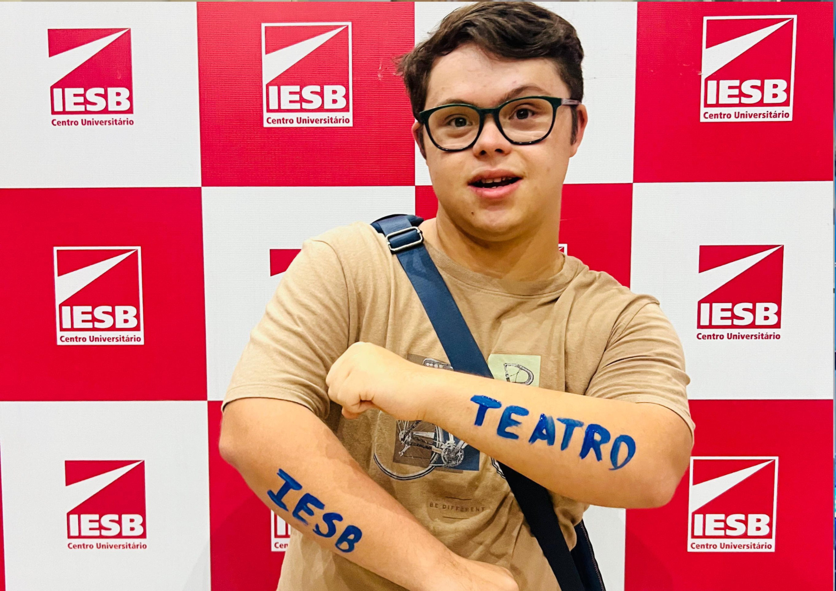 Vinicius de Castro Alves Dias, jovem de 21 anos que ingressou no curso de teatro no IESB
