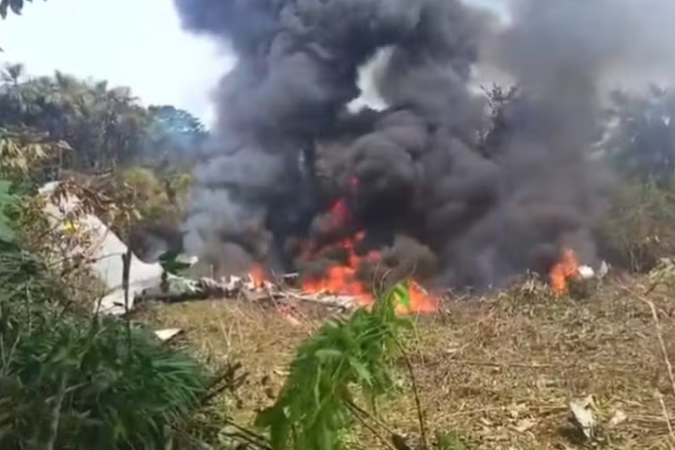 Hércules C-130 das Forças Aéreas da Colômbia caiu com mais de 120 passageiros -  (crédito: Reprodução/ Redes Sociais)