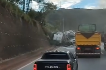 A faixa da esquerda está interditada, e o congestionamento já chega a cerca de 3 quilômetros - (crédito: Redes Sociais/Reprodução) A faixa da esquerda está interditada, e o congestionamento já chega a cerca de 3 quilômetros - (crédito: Redes Sociais/Reprodução)