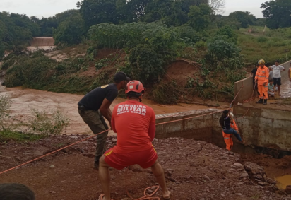 Para garantir a travessia segura, os militares montaram um sistema de transposição por tirolesa, permitindo a retirada controlada dos alunos -  (crédito: Corpo de Bombeiros/Reprodução)
