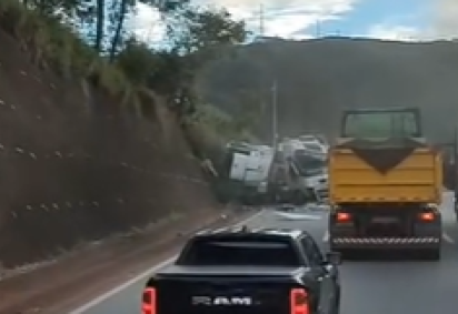 A faixa da esquerda est&aacute; interditada, e o congestionamento j&aacute; chega a cerca de 3 quil&ocirc;metros -  (crédito: Redes Sociais/Reprodu&ccedil;&atilde;o)