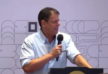 Segundo Tarcísio, o fato de Lula ter relacionado recursos do BNDES com seu governo politizaria o banco público -  (crédito: Reprodução/governo de São Paulo) -Segundo Tarcísio, o fato de Lula ter relacionado recursos do BNDES com seu governo politizaria o banco público -  (crédito: Reprodução/governo de São Paulo)