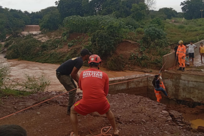 Para garantir a travessia segura, os militares montaram um sistema de transposição por tirolesa, permitindo a retirada controlada dos alunos - (crédito: Corpo de Bombeiros/Reprodução) Para garantir a travessia segura, os militares montaram um sistema de transposição por tirolesa, permitindo a retirada controlada dos alunos - (crédito: Corpo de Bombeiros/Reprodução)