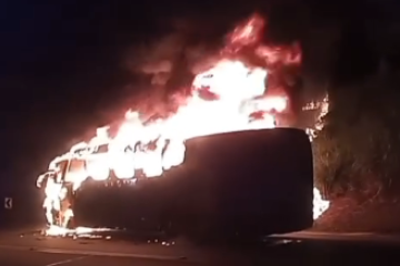 Devido ao impacto, o coletivo foi tomado pelas chamas, mas nenhum passageiro se feriu  -  (crédito: Redes Sociais/Reprodução)