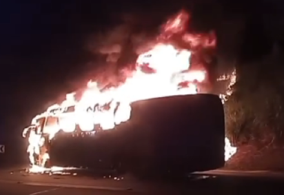 Devido ao impacto, o coletivo foi tomado pelas chamas, mas nenhum passageiro se feriu  -  (crédito: Redes Sociais/Reprodução)