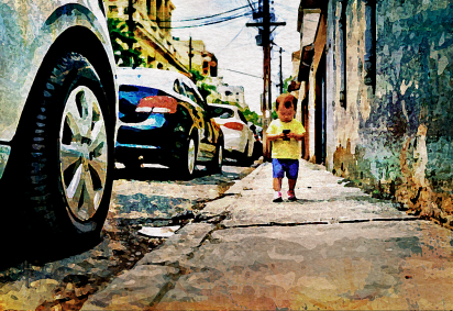 Criança caminha sozinha por calçada estreita, entre carros e muros: cenário urbano que restringe o brincar e evidencia o afastamento da infância do espaço público -  (crédito: Correio Braziliense) -Criança caminha sozinha por calçada estreita, entre carros e muros: cenário urbano que restringe o brincar e evidencia o afastamento da infância do espaço público -  (crédito: Correio Braziliense)