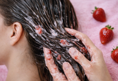 O morango é rico em vitamina C, nutriente essencial para a dar estrutura, resistência e elasticidade aos cabelos -  (crédito: Reprodução)