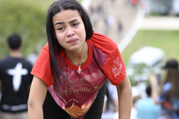 A jovem Heloísa Vitória, 14, decidiu subir o morro de joelhos, em oração pelo pai que luta contra os próprios vícios -  (crédito: Carlos Vieira/CB/DA Press)