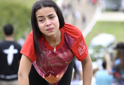 A jovem Heloísa Vitória, 14, decidiu subir o morro de joelhos, em oração pelo pai que luta contra os próprios vícios -  (crédito: Carlos Vieira/CB/DA Press) -A jovem Heloísa Vitória, 14, decidiu subir o morro de joelhos, em oração pelo pai que luta contra os próprios vícios -  (crédito: Carlos Vieira/CB/DA Press)
