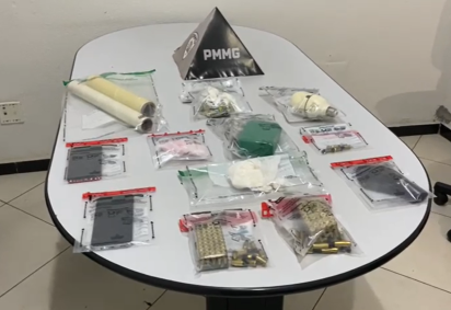 Itens que foram apreendidos dentro do imóvel  -  (crédito: PMMG/Divulgação ) -Itens que foram apreendidos dentro do imóvel  -  (crédito: PMMG/Divulgação )