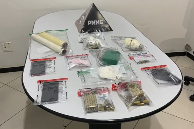 Itens que foram apreendidos dentro do imóvel - (crédito: PMMG/Divulgação ) Itens que foram apreendidos dentro do imóvel - (crédito: PMMG/Divulgação )