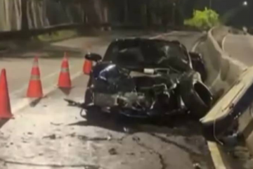 Impacto destruiu a frente do carro de luxo -  (crédito: Reprodução/PMSP)