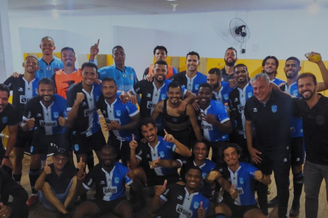 Elenco do Capital comemora primeira vitória na Série D: resultado foi construído com base na evolução ao longo do jogo - (crédito: Divulgação/Capital) Elenco do Capital comemora primeira vitória na Série D: resultado foi construído com base na evolução ao longo do jogo - (crédito: Divulgação/Capital)