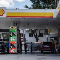 Flávio Bolsonaro está à frente de Lula nas intenções de voto da classe média, enquanto petista lidera entre os mais pobres -  (crédito: EPA/Shutterstock)