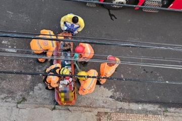 A vítima foi encontrada consciente, mas com múltiplas queimaduras pelo corpo, incluindo lesões de terceiro grau nas mãos e nos pés -  (crédito: Corpo de Bombeiros/Reprodução)