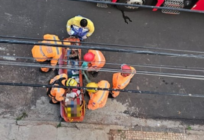 A vítima foi encontrada consciente, mas com múltiplas queimaduras pelo corpo, incluindo lesões de terceiro grau nas mãos e nos pés -  (crédito: Corpo de Bombeiros/Reprodução)