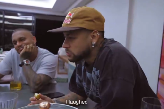 O jogador de futebol, Neymar Jr., sentado à mesa com amigos na cozinha de casa durante o episódio em questão, registrado em vídeo publicado no YouTube - (crédito: Reprodução / YouTube / NeymarJr) O jogador de futebol, Neymar Jr., sentado à mesa com amigos na cozinha de casa durante o episódio em questão, registrado em vídeo publicado no YouTube - (crédito: Reprodução / YouTube / NeymarJr)