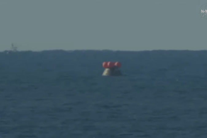 Imagens mostram embarcações se aproximando do local de pouso da cápsula