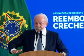 assinou medidas que estabelecem a redução da jornada de trabalho para 40h semanais a trabalhadores terceirizados da administração pública federal -  (crédito: Reprodução/Youtube LulaOficial)