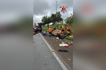 Colisão entre dois carros causa capotamento na BR-020 -  (crédito: CBMDF/Divulgação)