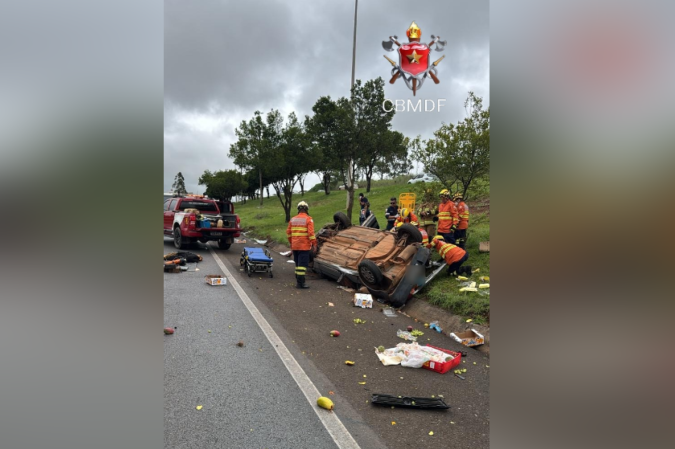Colisão entre dois carros causa capotamento na BR-020 - (crédito: CBMDF/Divulgação) Colisão entre dois carros causa capotamento na BR-020 - (crédito: CBMDF/Divulgação)