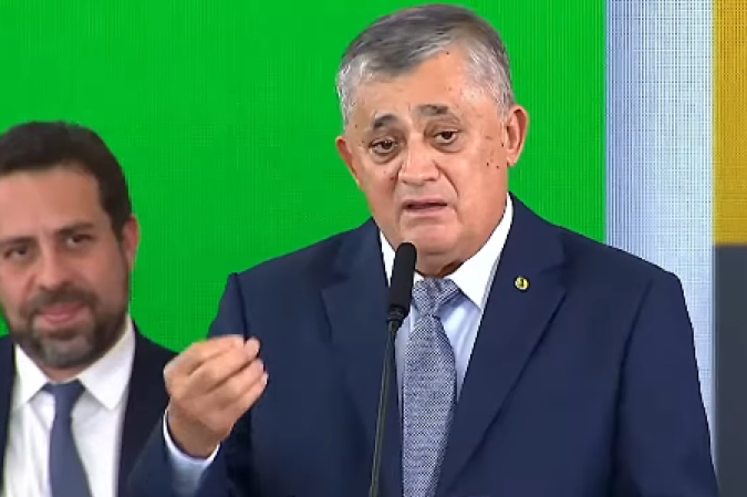 Em seu discurso de posse, no Palácio do Planalto, Guimarães destacou seu papel de então líder do governo na Câmara - (crédito: Reprodução/Youtube LulaOficial) Em seu discurso de posse, no Palácio do Planalto, Guimarães destacou seu papel de então líder do governo na Câmara - (crédito: Reprodução/Youtube LulaOficial)