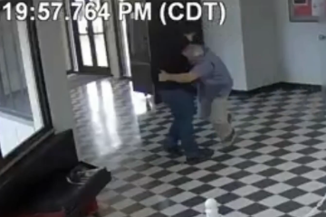 Imagens de câmeras de segurança mostram momento em que diretor intercepta o atirador - (crédito: Reprodução / 'X' / @WatchChad) Imagens de câmeras de segurança mostram momento em que diretor intercepta o atirador - (crédito: Reprodução / 'X' / @WatchChad)