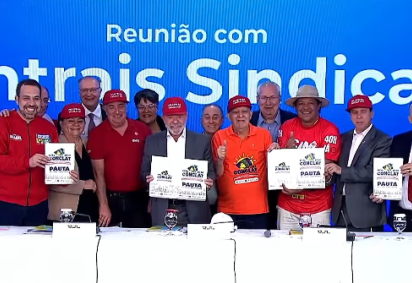 Centrais sindicais entregam carta com 68 bandeiras a Lula -  (crédito: Reprodução/Youtube Lula Oficial) -Centrais sindicais entregam carta com 68 bandeiras a Lula -  (crédito: Reprodução/Youtube Lula Oficial)