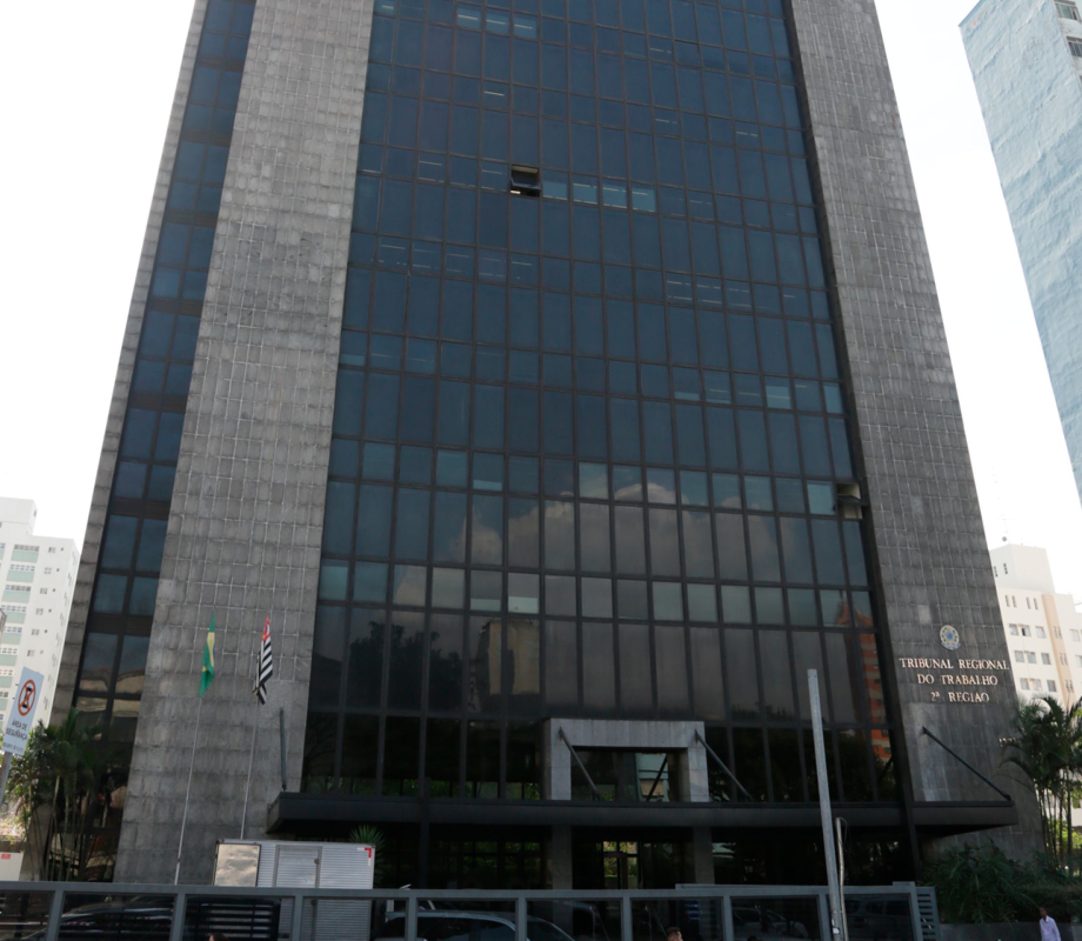 Justiça mantém justa causa de segurança visto em show durante atestado