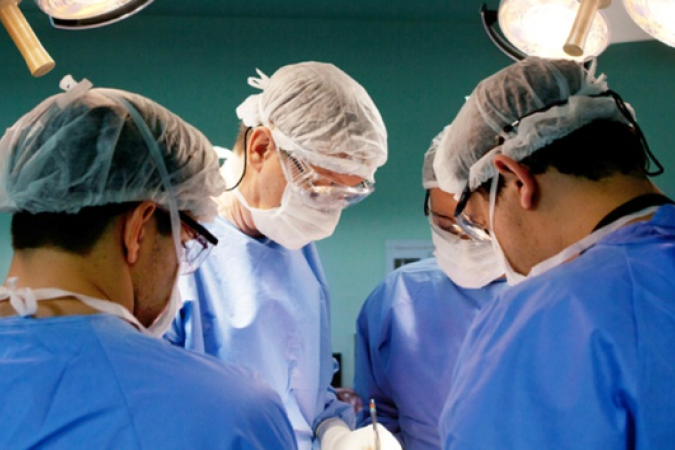 Novo curativo também auxilia no tratamento de doenças como glaucoma, queimaduras oculares, inflamações, perfurações e úlceras da córnea
- (crédito: Ministério da Saúde) Novo curativo também auxilia no tratamento de doenças como glaucoma, queimaduras oculares, inflamações, perfurações e úlceras da córnea
- (crédito: Ministério da Saúde)