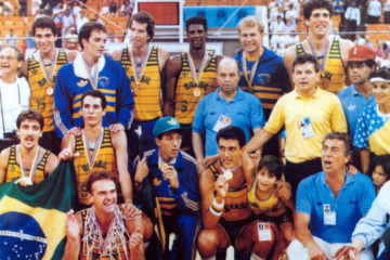 Com medalhas de ouro em mãos, a Seleção Brasileira que derrotou os EUA na final do Pan-Americano, em Indianápolis, em 1987 -  (crédito: Reprodução / 'X' / @jpsampaio)