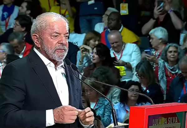 Lula também destacou que a ONU não pode ficar 'silenciosa' ao ver o que está acontecendo no mundo. 'O Trump invade o Irã e aumenta o feijão no Brasil, o milho no México, a gasolina em outro país. É o pobre que vai pagar a irresponsabilidade de guerras que ninguém quer' -  (crédito: Reprodução/Youtube LulaOficial)