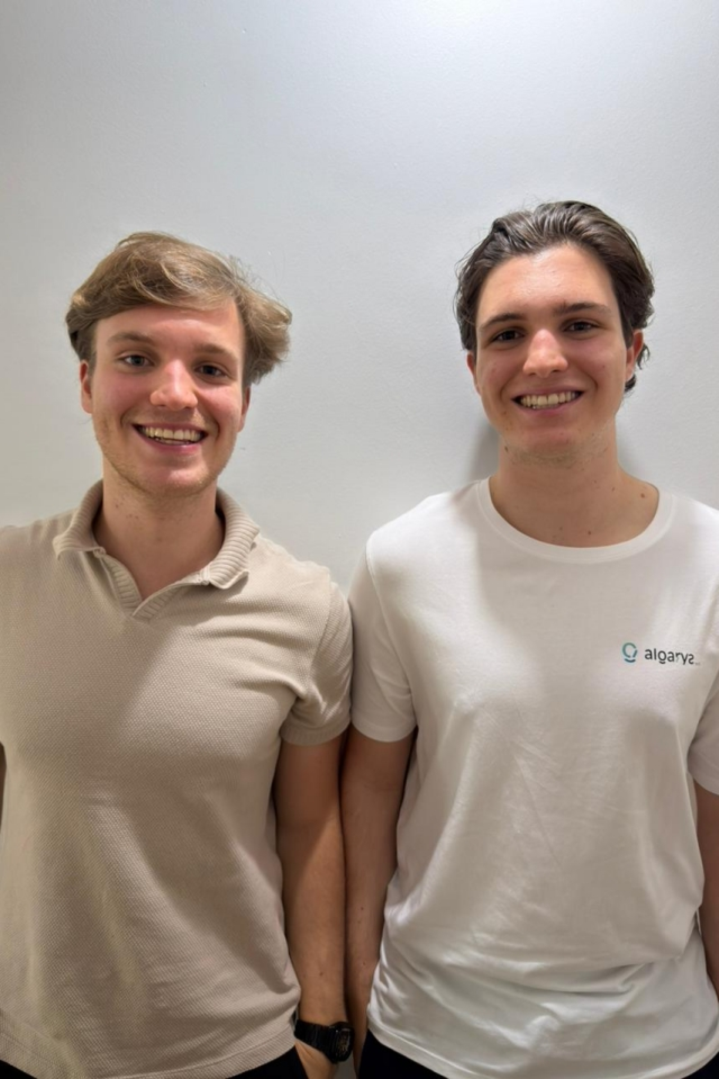 Felipe na esquerda, Pedro na direita 