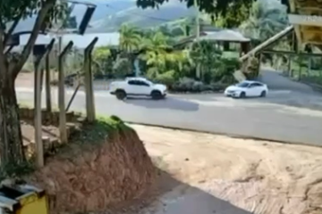 O suspeito colidiu contra outro veículo que saía de um condomínio às margens da rodovia, mas continuou a tentativa de escapar -  (crédito: PMMG/Reprodução)