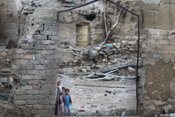 Crianças em meio a escombros causados por destruição em guerra -  (crédito: Divulgação / Comitê Internacional da Cruz Vermelha (CICV))