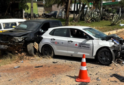 Se envolveram no acidente um veículo oficial da Secretaria de Estado de Saúde de Minas Gerais e uma caminhonete Toyota Hilux -  (crédito: Corpo de Bombeiros/Reprodução)