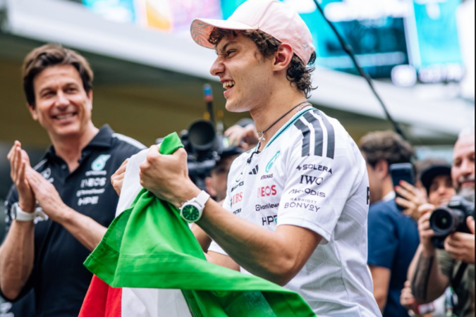 Aos 19 anos, o piloto da Mercedes superou a marca de Lewis Hamilton e uniu-se aos compatriotas Jannik Sinner e Marco Bezzecchi para recolocar a Itália no topo do pódio mundial.
- (crédito: Divulgação Fórmula 1) Aos 19 anos, o piloto da Mercedes superou a marca de Lewis Hamilton e uniu-se aos compatriotas Jannik Sinner e Marco Bezzecchi para recolocar a Itália no topo do pódio mundial.
- (crédito: Divulgação Fórmula 1)