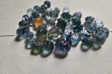 As safiras, atrás apenas do diamante em dureza, têm pedras únicas e exibem cores que vão do azul ao rosa, amarelo e verde  -  (crédito: Reddit)