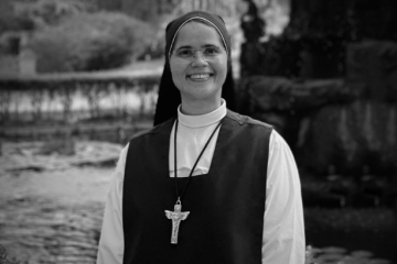 Punk e anarquista durante a juventude, a brasileira se dedicava a uma comunidade religiosa na Itália -  (crédito: Reprodução CMES)