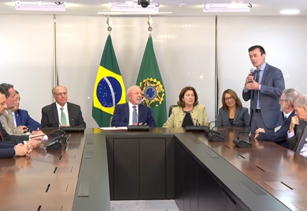 Em encontro com ministros, Lula fez a divulgação do anúncio  -  (crédito: Reprodução/YouTube/Gov)