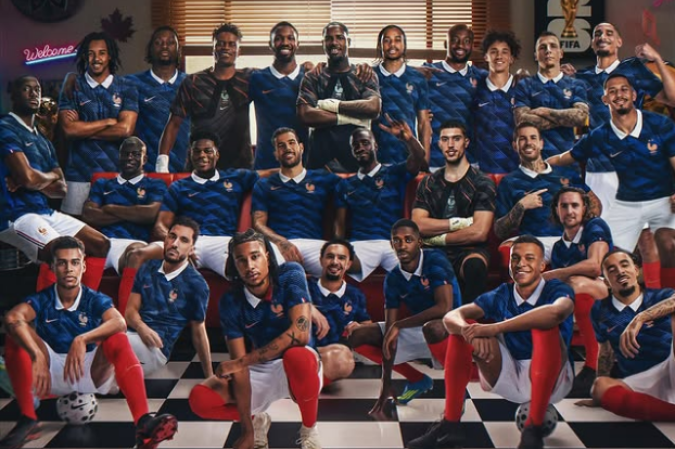 Sem heróis de 2018 e com Bola de Ouro no elenco, França anuncia lista oficial para a Copa do Mundo; estreia será contra Senegal.
- (crédito: Divulgação: Equipedefrance) Sem heróis de 2018 e com Bola de Ouro no elenco, França anuncia lista oficial para a Copa do Mundo; estreia será contra Senegal.
- (crédito: Divulgação: Equipedefrance)