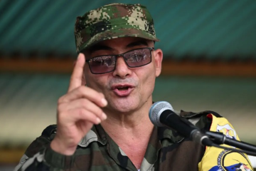 Decisão ocorre após atentado que matou 21 civis e reflete impasse da política de 'paz total' de Gustavo Petro diante da escalada de ameaças contra candidatos -  (crédito: Joaquin Sarmiento/AFP)